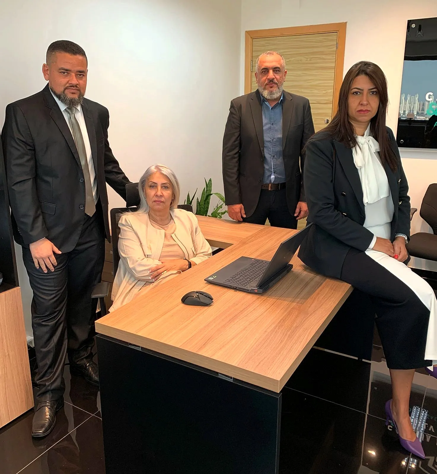 Equipe da CRSP Advogados reunida no escritório